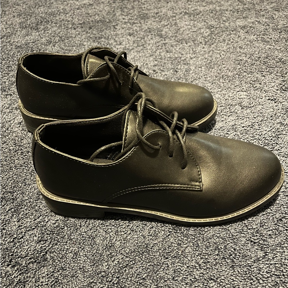 Minimalist Lace Up Front Oxfords